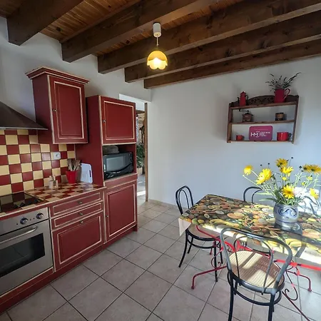 Maison Charmante A Avec Wi-fi Et Parking - Fr-1-611-43